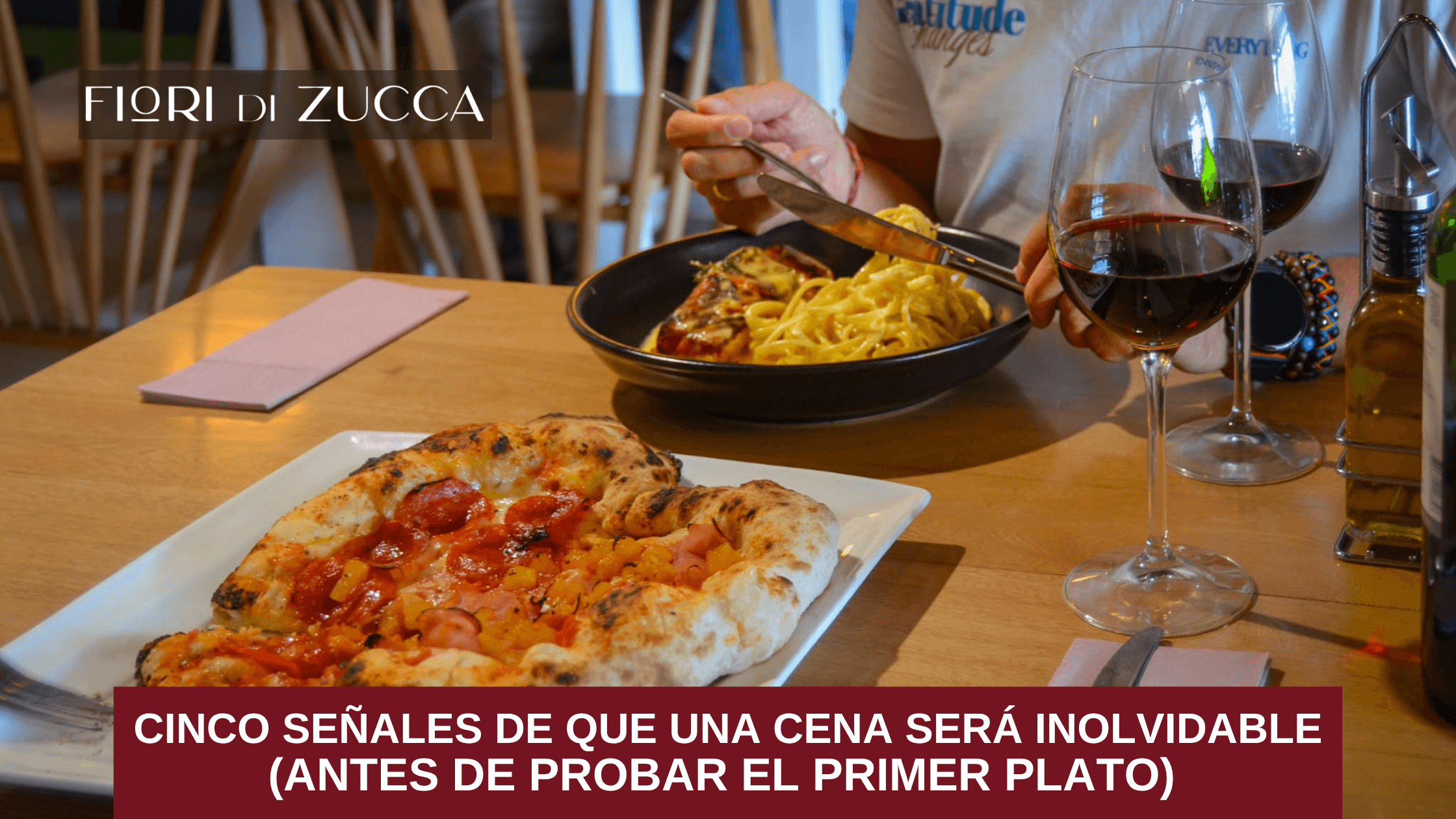 Pareja disfrutando una cena en un restaurante italiano con ambiente cálido y elegante.
