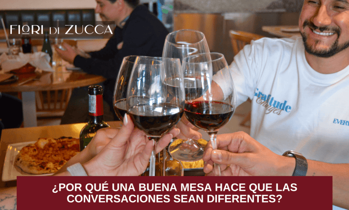 Personas conversando durante una cena en un restaurante italiano en Bogotá.