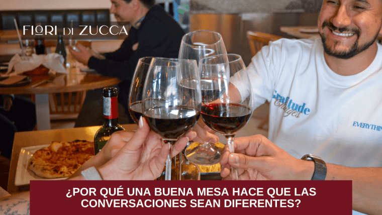 Personas conversando durante una cena en un restaurante italiano en Bogotá.