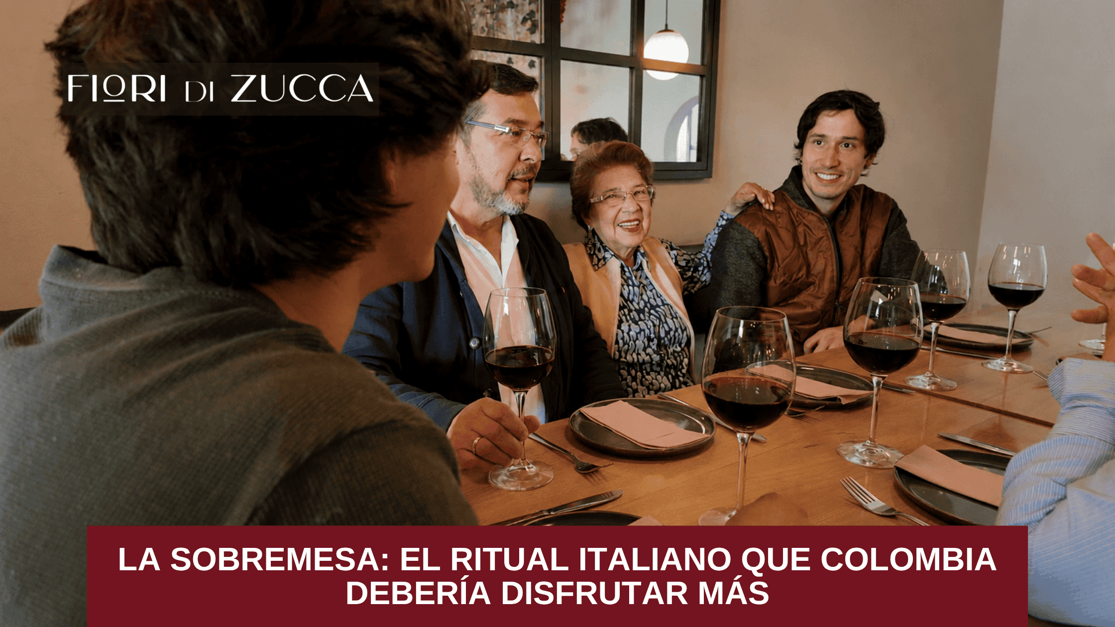Personas conversando durante una sobremesa en FIORI DI ZUCCA después de una comida italiana.